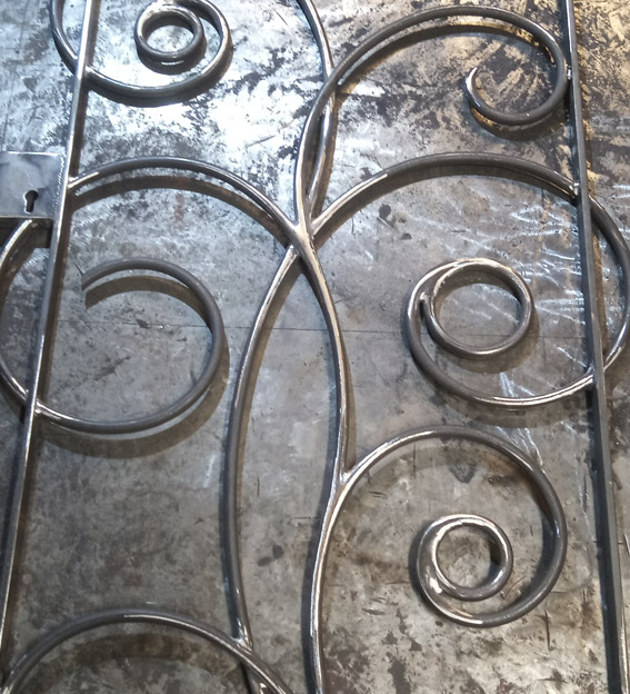 metal curly gate